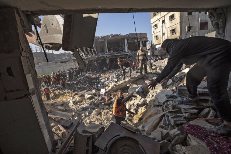 Palestinians search for bodies and survivors in the rubble of a dest
royed residential building in Rafah, southern Gaza Strip, Tuesday, Dec. 19, 2023.