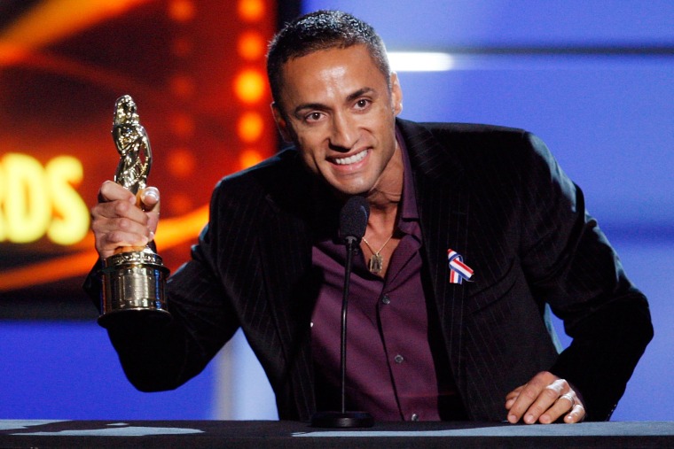 Actor Kamar de los Reyes  holds his award.