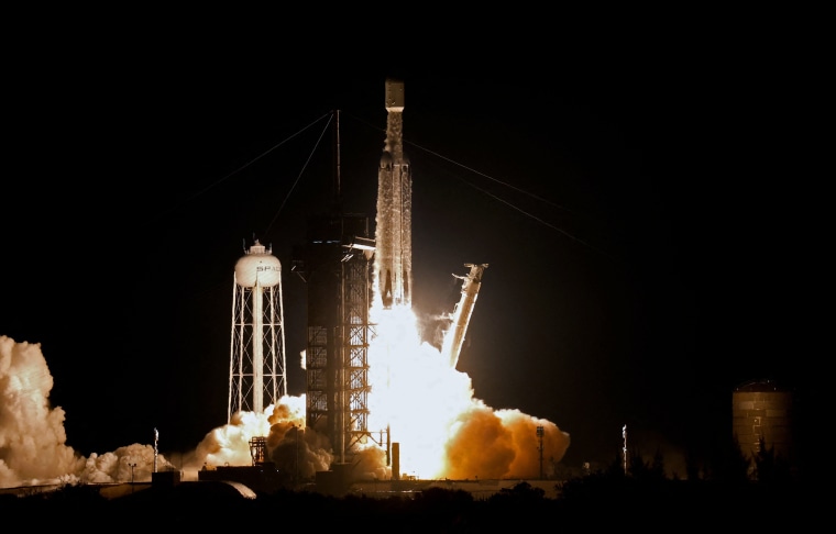 Image: The U.S. military's secretive X-37B robot spaceplane lifts off atop a SpaceX Falcon Heavy rocket 