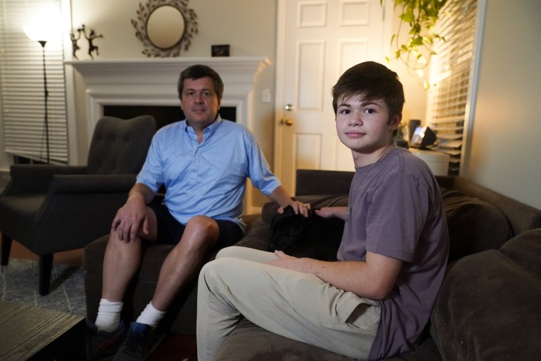 댄 브래드퍼드(왼쪽)와 아들 칼럼씨, 노스캐롤라이나주 채플힐의 집에서,
