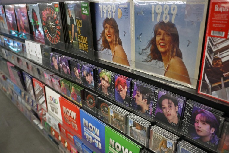 Taylor Swift's '1989 (Taylor's Version)' Remains Atop Billboard 200 For  Second Week