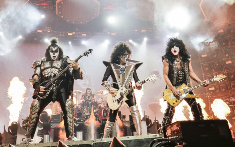 Gene Simmons (izq.), Tommy Thayer y Paul Stanley de la banda de rock Kiss actúan durante la última noche de la gira "Kiss Farewell Tour", el sábado 2 de diciembre de 2023, en el Madison Square Garden de Nueva York.