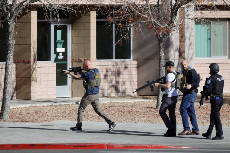 Miembros de la policía avanzan en el campus de la Universidad de Nevada, en Las Vegas, durante un tiroteo, el 6 de diciembre de 2023.