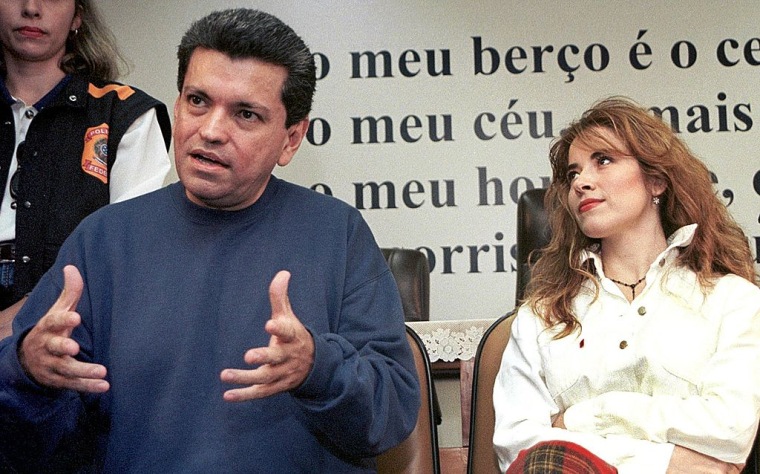 Sergio Andrade (izq.) aparece junto Gloria Trevi, en Brasilia, Brasil, el 5 de diciembre de 2000.
