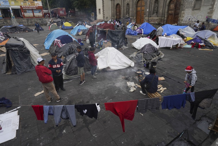 Migrantes acampan en tiendas de campaña frente a la Iglesia de la Santa Cruz y La Soledad en Ciudad de México, martes 26 de diciembre de 2023.