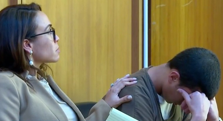 Derek Rosa, durante la audiencia, junto a su abogada defensora, Dayliset Rielo, en una captura de un video.