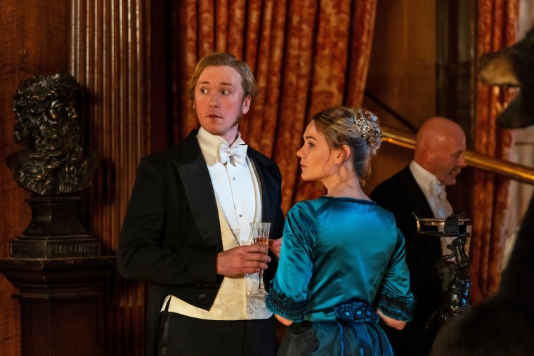 Barney Fishwick e Imogen Waterhouse en "Los Buccaneers."