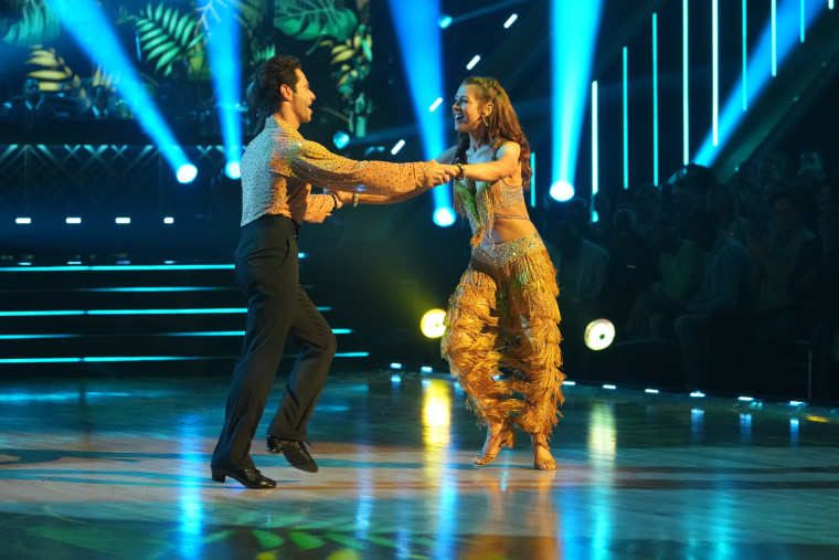 Alyson Hannigan and Sasha Farber during the Season 32 "DWTS" finale. 