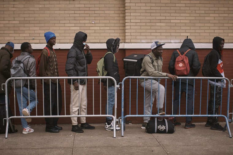 Migrants haciendo fila en el albergue de la Escuela Primaria St. Brigid, en Nueva York, el 5 de diciembre de 2023.