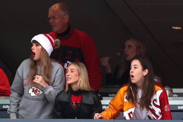 Who Was Taylor Swift Sitting With At The Chiefs Patriots Game 
