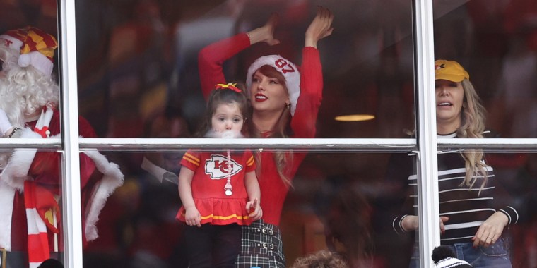 Swift attends the Kansas City Chiefs game against the Las Vegas Raiders at  Arrowhead Stadium on December 25, 2023.