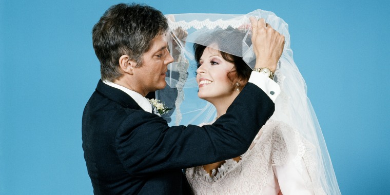 Bill Hayes, como Doug Williams y Susan Seaforth como Julie Williams en una "Dias de nuestras vidas" episodio de boda. 