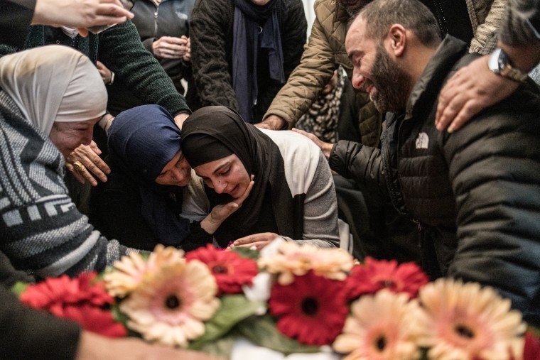 Frauen trösten die Mutter (Mitte) des Palästinensers Tawfeek Ajaq, 17, eines US-Bürgers, der am Tag zuvor im Dorf Al-Mazraa Al-Sharqiya im Westjordanland vor seinem Trauerzug am 20. Januar getötet wurde.  , 2024.