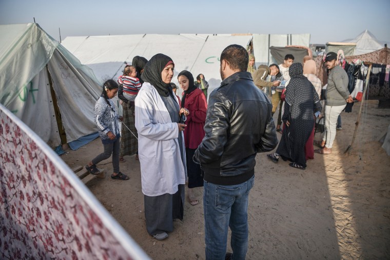 Dr. Fida, who was forced to migrate due to Israeli attacks lives in one of the tents in the area with her husband and 5 children.