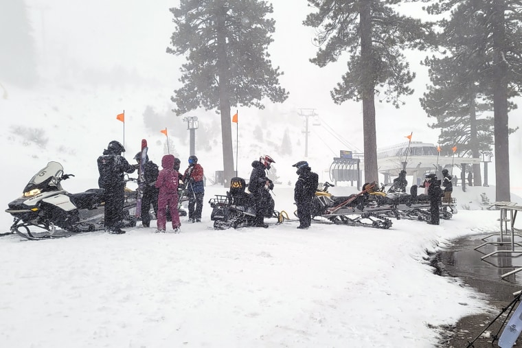 Image: Rescues crews work at the scene of an avalanche at a California ski resort near Lake Tahoe 