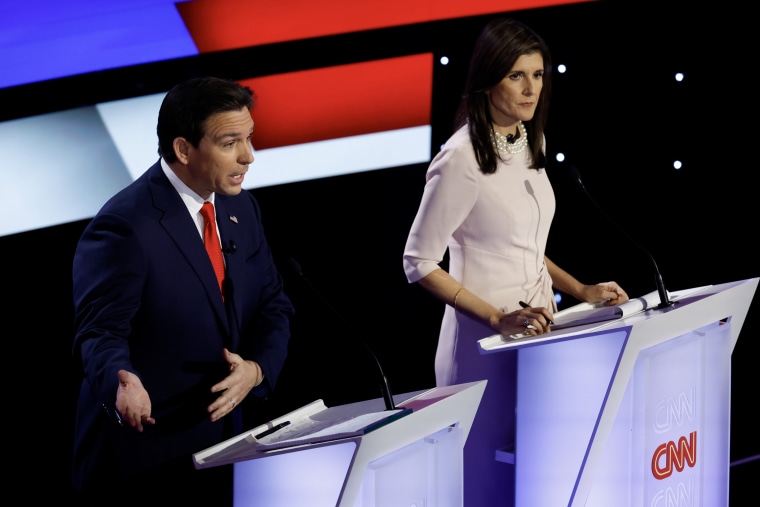 Los candidatos presidenciales republicanos Nikki Haley y Ron DeSantis participan en el debate primario antes del caucus de Iowa