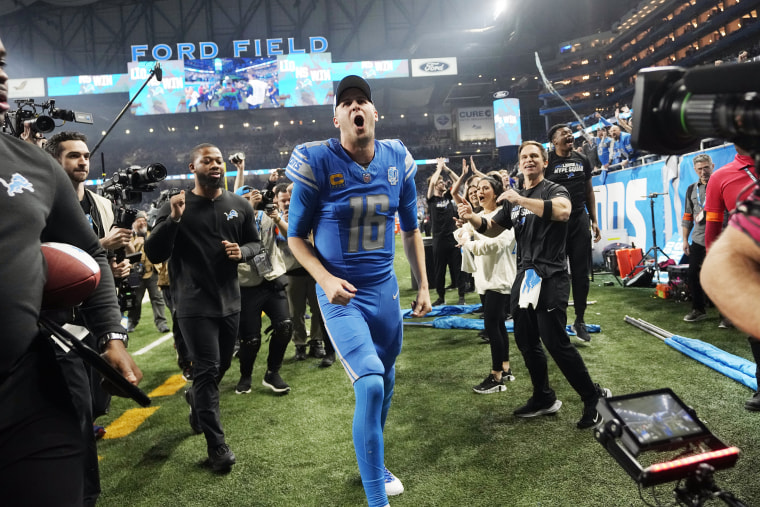 Jared Goff Leads Lions To First Playoff Win In 32 Years 24 23 Over Matthew Stafford And The Rams 
