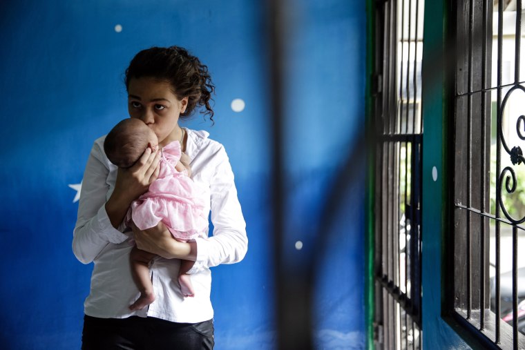 Heather Mack holds her baby daughter in a cell as she await her verdict hearing on April 21, 2015 in Bali, Indonesia. 