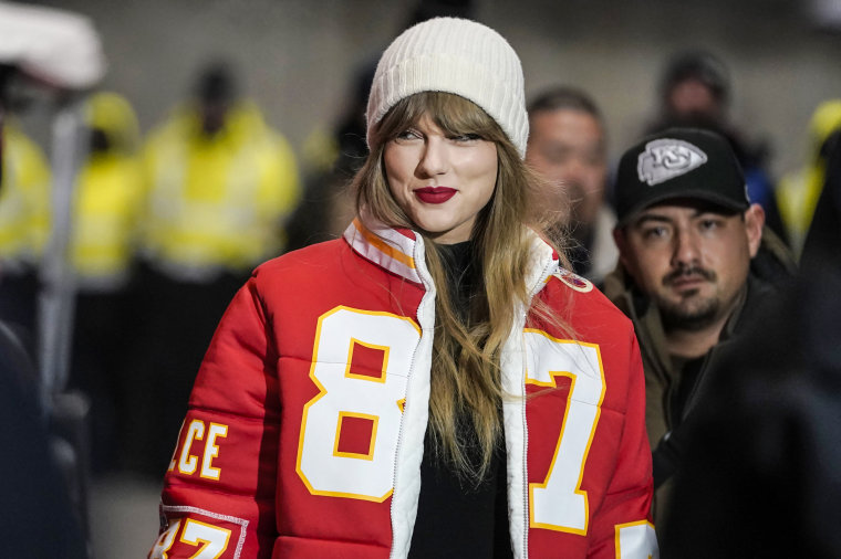 Image: Taylor Swift wears a Kansas City Chiefs tight end Travis Kelce jacket 