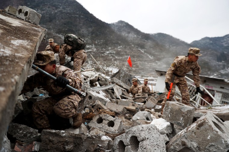 Dutzende Menschen wurden begraben und acht getötet, als am 22. Januar ein Erdrutsch eine abgelegene Bergregion im Südwesten Chinas erschütterte. 