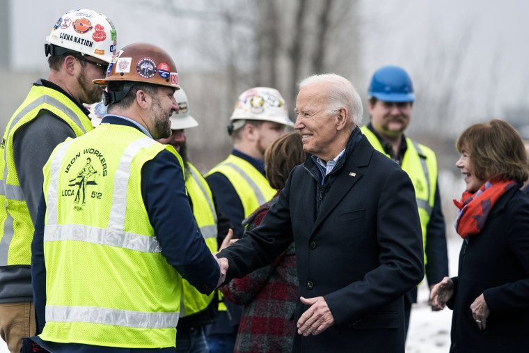 Image: President Joe Biden speaks with iron workers