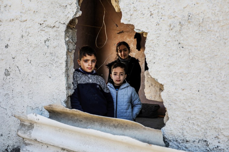 Palestinians taking refuge in Rafah survive under harsh conditions
