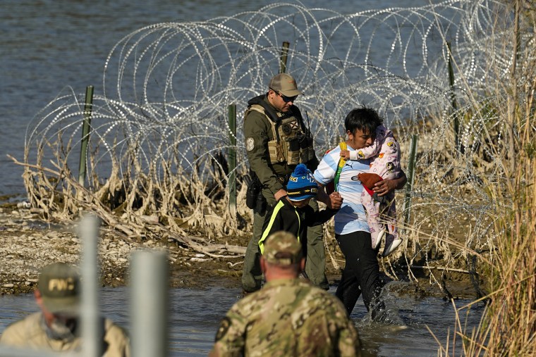 Varios migrantes son detenidos por oficiales fronterizos de EE.UU. al cruzar desde México, el miércoles 3 de enero de 2024, en Eagle Pass, Texas.
