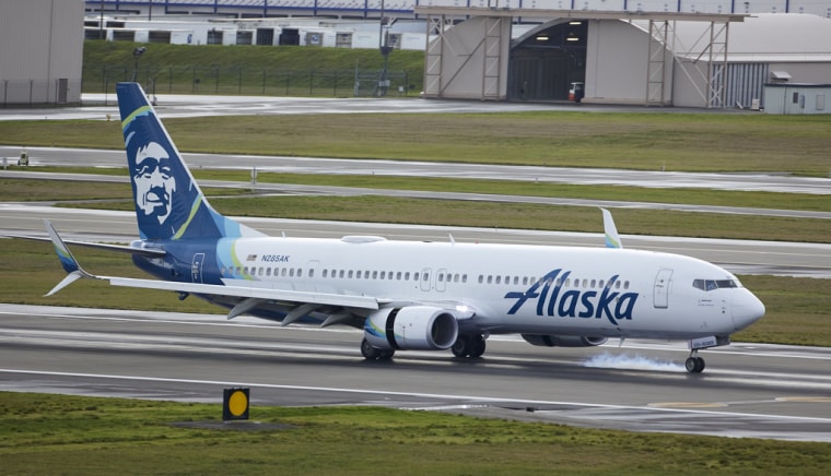 Una nave Boeing 737-900 de Alaska Airlines en el aeropuerto internacional de Fort Lauderdale, el 6 de enero de 2024.
