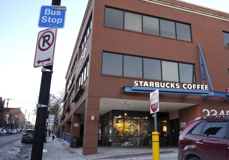 Una tienda de Starbucks en Murray Avenue en el barrio de Squirrel Hill de Pittsburgh, Pennsylvania, el 21 de enero 2024. 