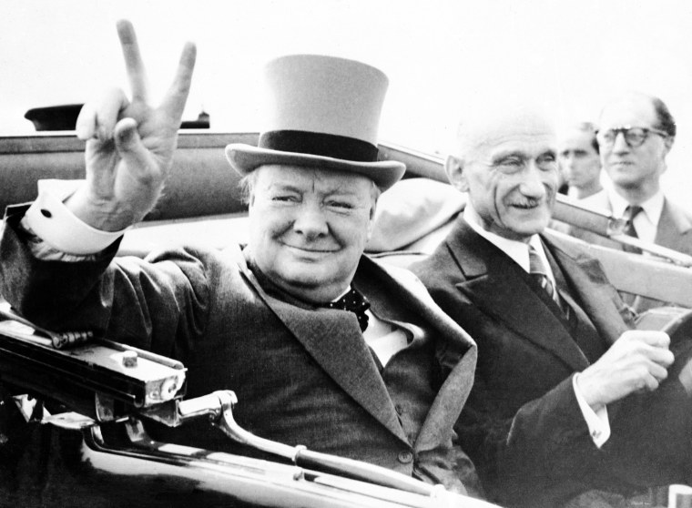 El ex primer ministro británico Winston Churchill (con sombrero) durante una visita a Francia en julio de 1946.