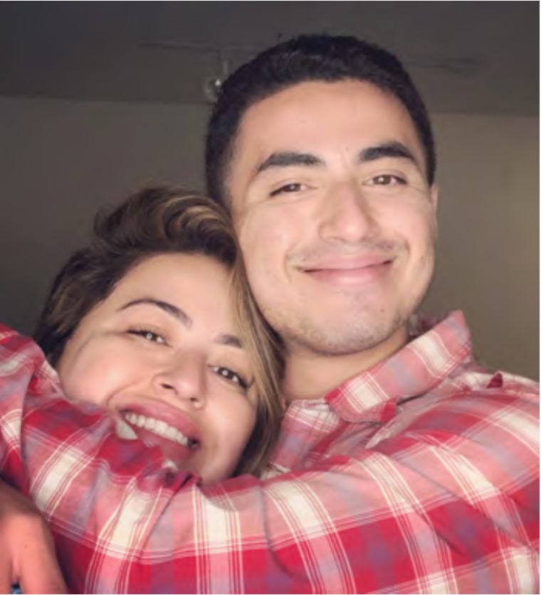 Daniel Figueroa, junto a su madre Perla Mendoza. Figueroa murió a la edad de 20 años cuando le compró pastillas con fentanilo a un traficante en Snapchat.