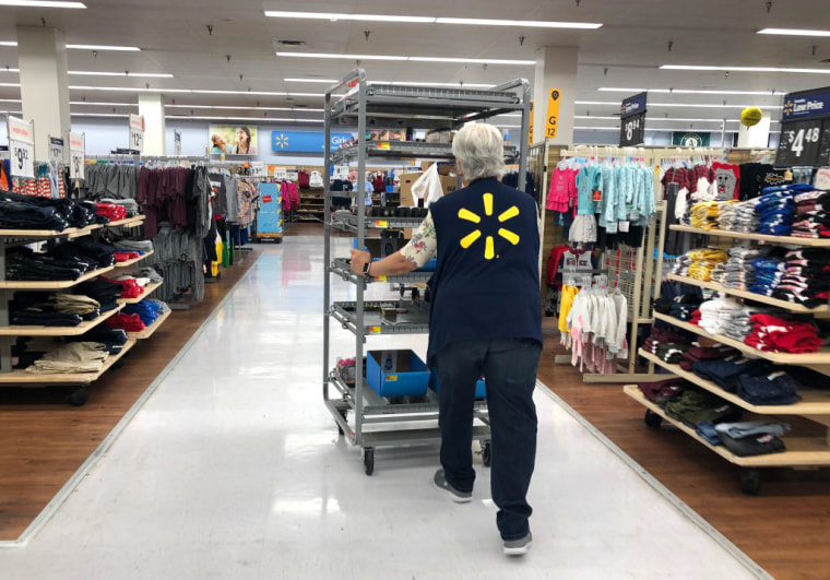 Un trabajador de Walmart, en Richmond, California, el 15 de agosto de 2019. 