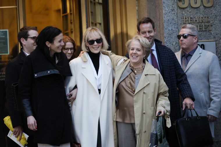 E. Jean Carroll (de blanco al centro) a su salida de la corte federal de Manhattan este viernes 26 de enero. A su derecha, la abogada Roberta Kaplan. 