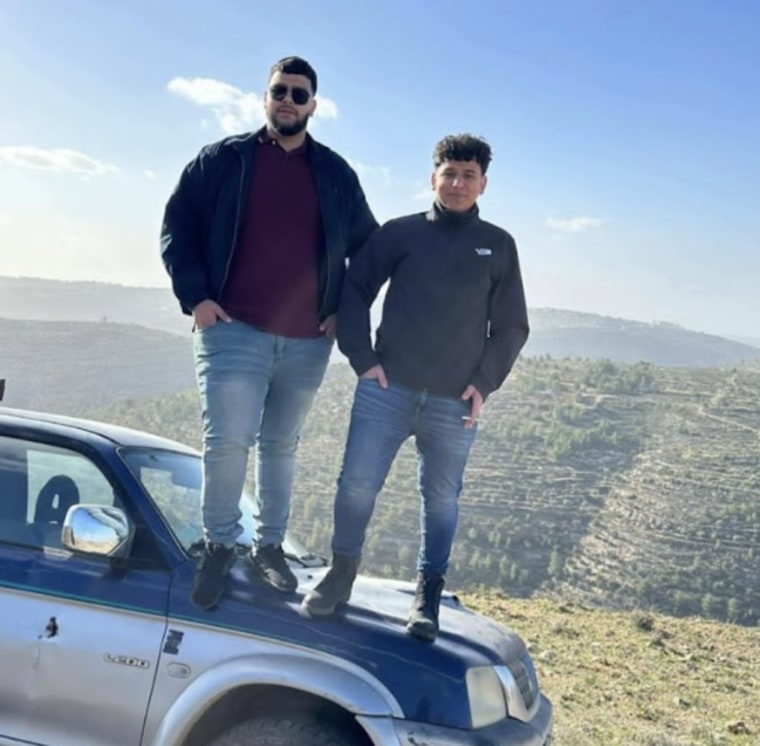 Ein Foto, das Anfang des Monats aufgenommen wurde, zeigt Tawfic und einen Freund, die auf dem Dach des Fahrzeugs und an der Stelle stehen, an der er später erschossen werden sollte.