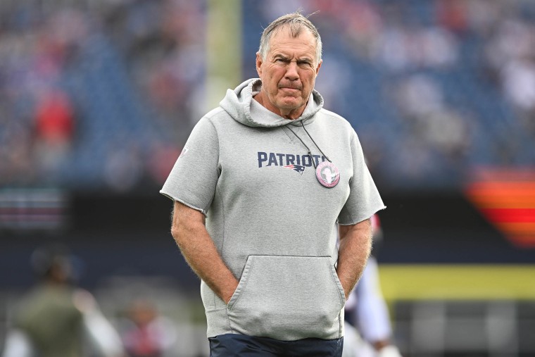 Bill Belichick wears a hoodie at 2022 game.