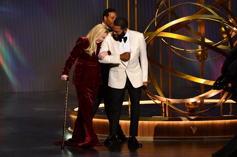 Christina Applegate Cries After Emmys Audience Gives Her Standing Ovation