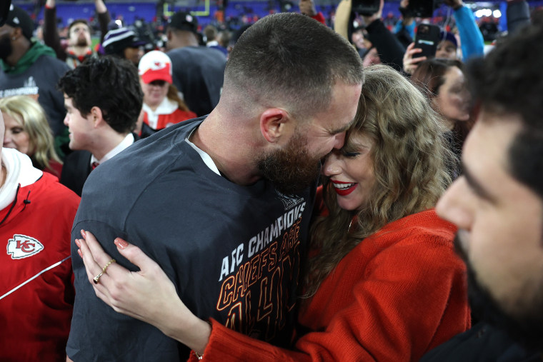 Taylor Swift Steps Back So Travis Kelce Jason Kelce Can Have A Moment