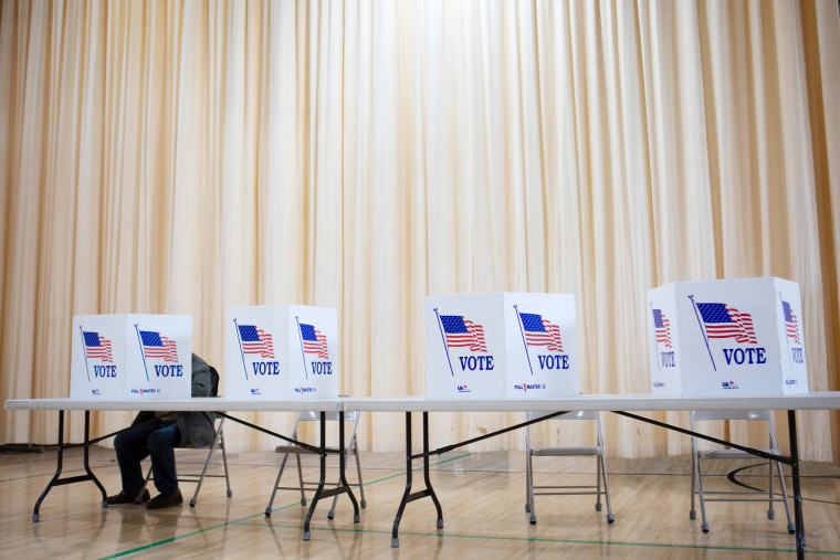 یک رای دهنده رای خود را در انتخابات مقدماتی نیوهمپشایر در 22 ژانویه در لاکونیا به صندوق می اندازد. 