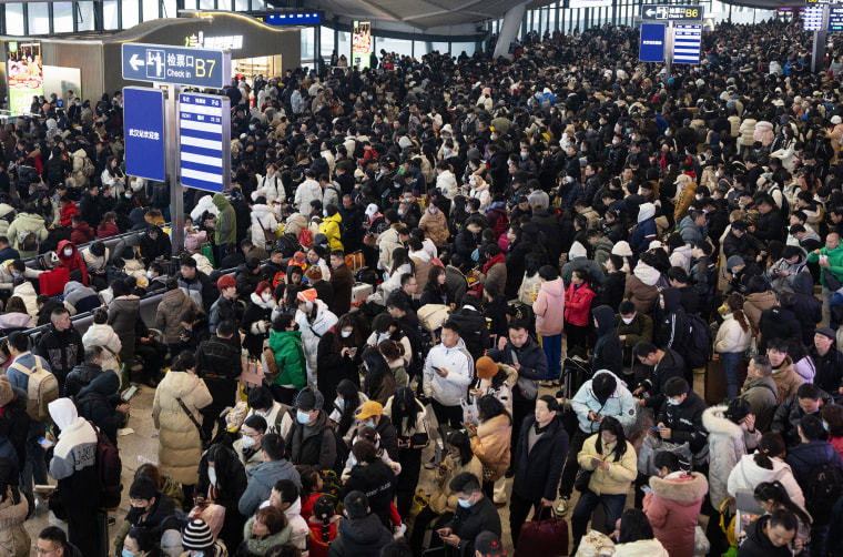 Freezing rain, snow and ice have snarled traffic in central, eastern and southern China as millions of people travel home ahead of the Spring Festival holiday in the blistering cold that has swept through parts of the country over the past week.