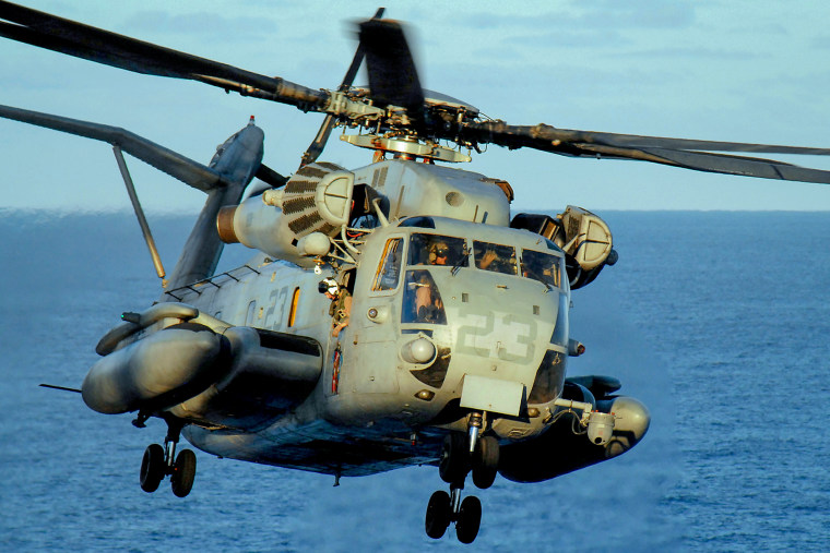 Um helicóptero CH -53 -Super Stalion pousou no voo do USS Pelleu de dois assais.