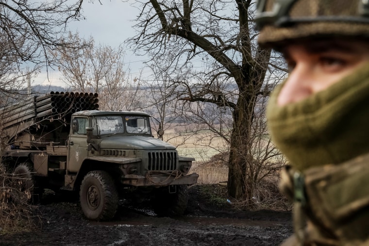 Ukraynalı askerler BM-21 Grad çoklu fırlatma roket sistemini Donetsk bölgesindeki Rus birliklerine doğru ateşledi