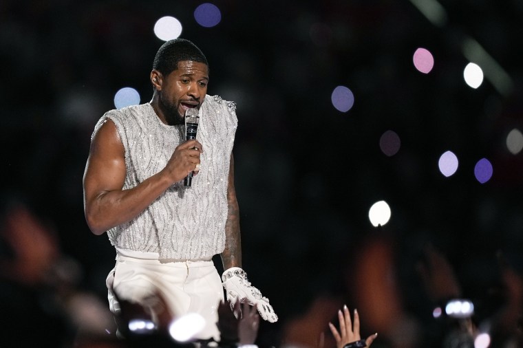 Usher performs nostalgic hits during the halftime show.