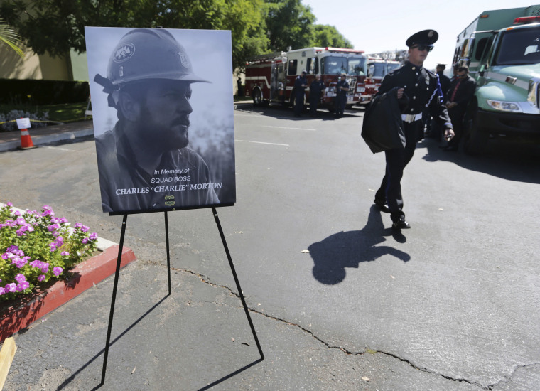 Los bomberos llegan para asistir a un memorial para Charles Morton, bombero del Servicio Forestal de EE.UU. que murió en acto de servicio el 17 de septiembre en el incendio de El Dorado, el 25 de septiembre de 2020.