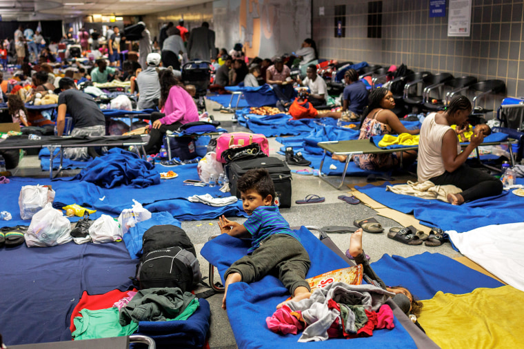 migrants shelter chicago o'hare airport