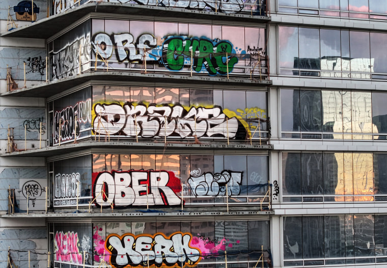 Image: 27 Floors Of Unfinished L.A. Luxury Skyscraper Tagged With Graffiti