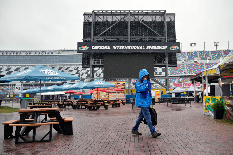 Rain pushes Daytona 500 to Monday in first outright postponement since 2012