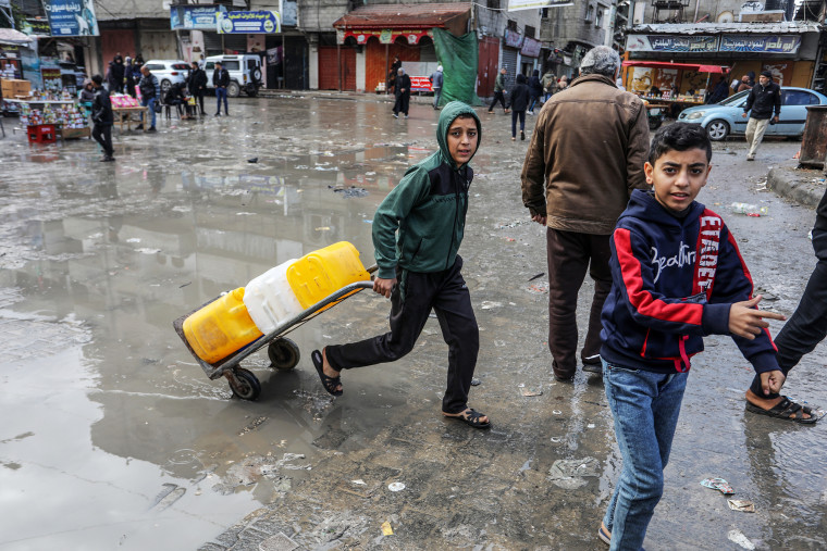 The humanitarian crisis in the Gaza Strip, which has been subjected to intense attacks by the Israeli army, is deepening. Children carry jerry cans filled with water even though they are heavy. 
