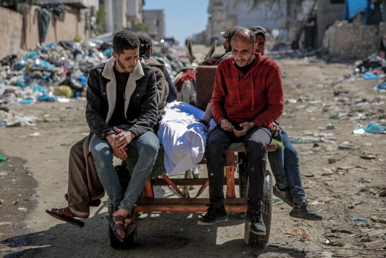 Die Leiche eines Palästinensers, der getötet wurde, als israelische Streitkräfte das Feuer auf Menschenmengen eröffneten, die zu einem Hilfsverteilungspunkt in Gaza-Stadt stürmten.