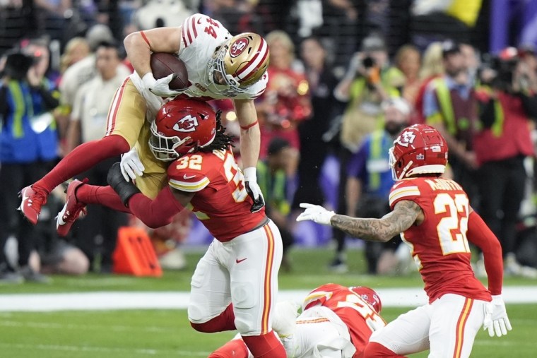 El ‘linebacker’ de los Kansas City Chiefs Nick Bolton (32) golpea al ‘fullback’ de los San Francisco 49ers Kyle Juszczyk (44) durante la primera mitad del Super Bowl LVIII.