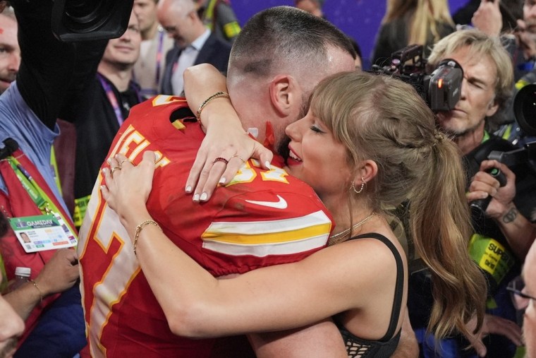 El "tigh end" de los Kansas City Chiefs Travis Kelce abraza a su novia, la cantante Taylor Swift, tras la victoria en el Super Bowl celebrado en Las Vegas, el 11 de febrero de 2024.